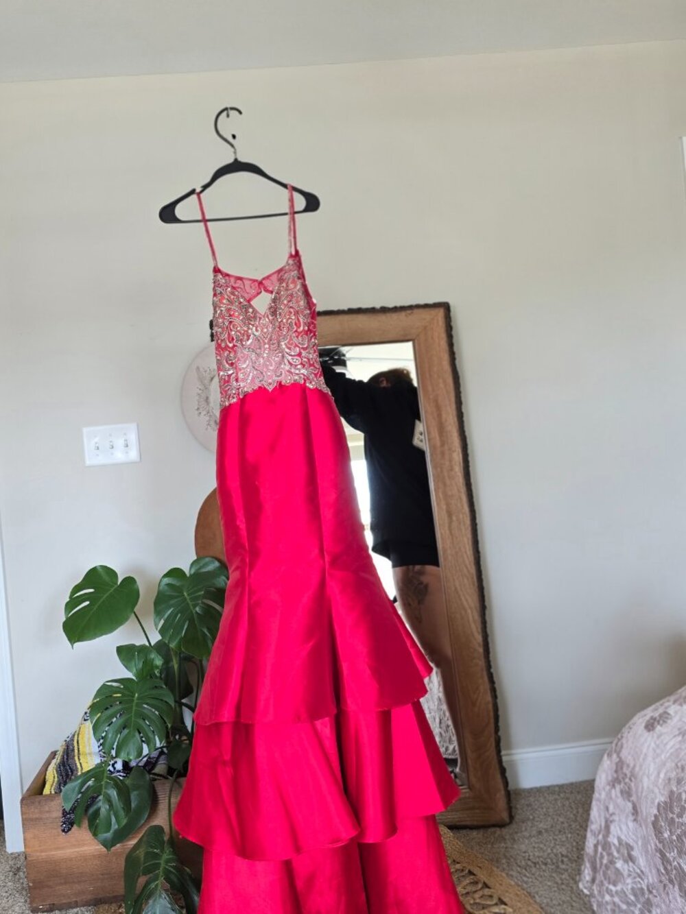 Red Gown - Picture 3 of 4